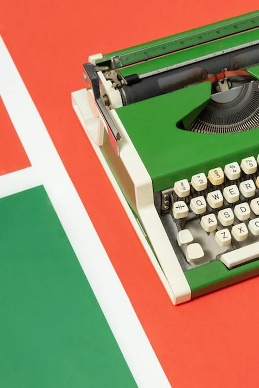 Martwa natura z kolorową maszyną do pisania