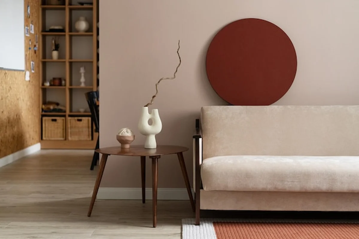 Salon z beżową sofą w stylu skandynawskim