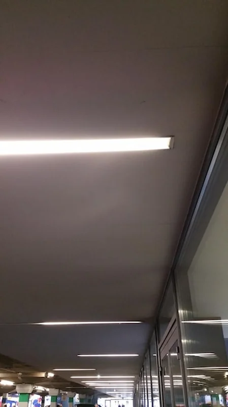 Niski kąt widoku oświetlonego sufitu