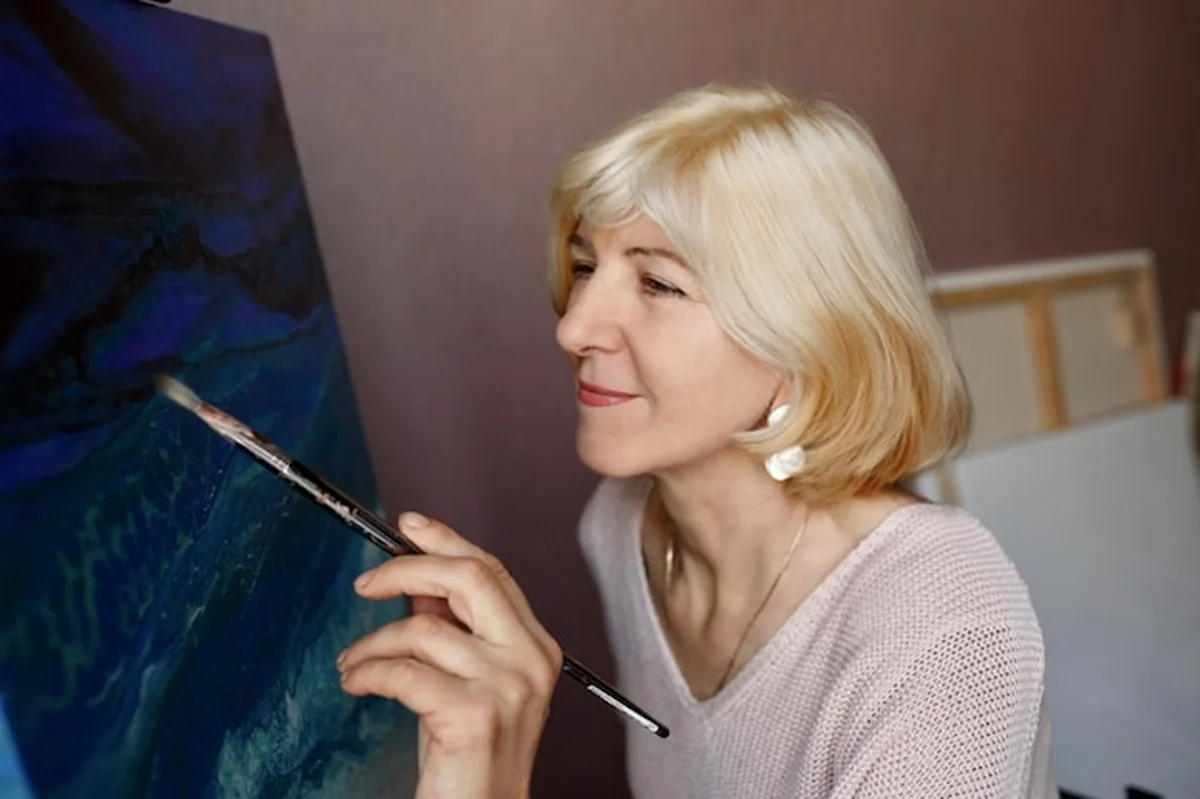 Portret profesjonalnej artystki malującej na płótnie