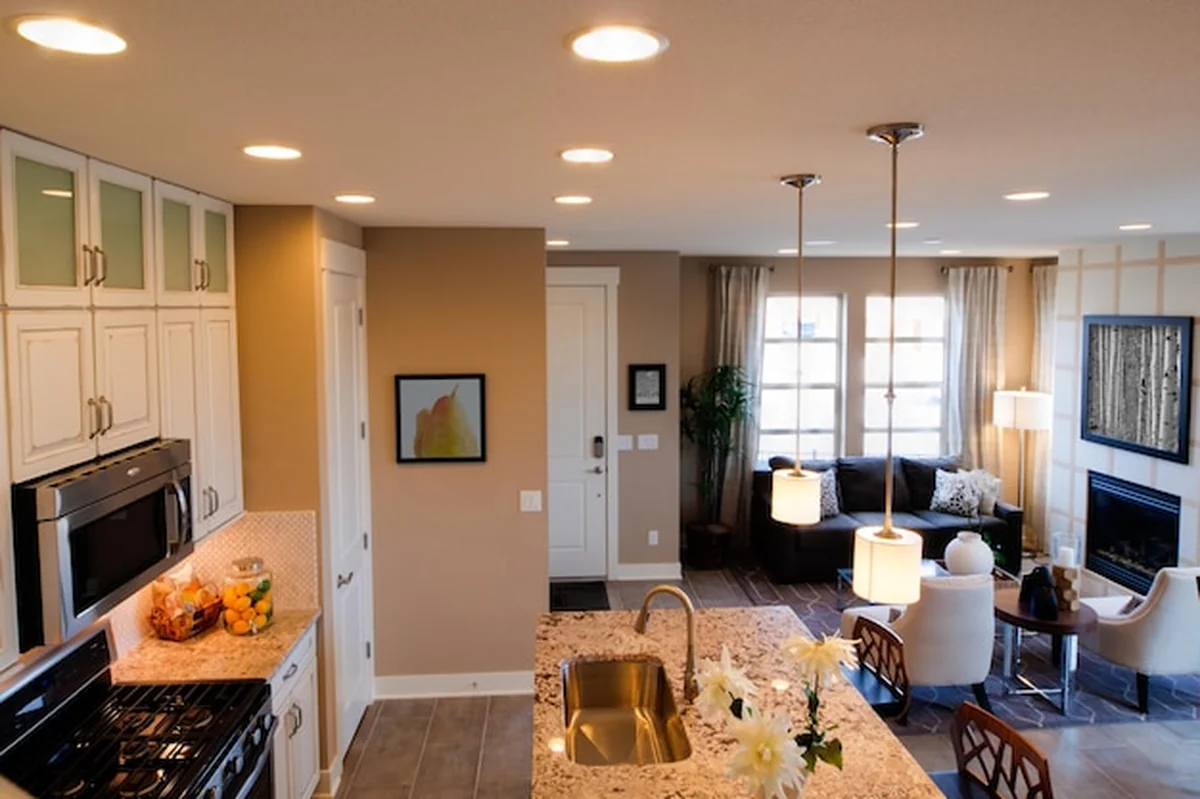 Nowoczesna kuchnia z białymi szafkami i sprzętem ze stali nierdzewnej