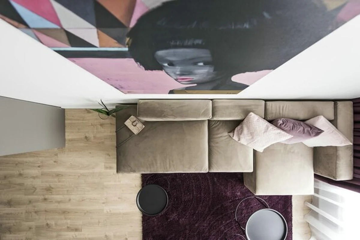 Nowoczesne wnętrze salonu z funkcjonalnymi rozwiązaniami