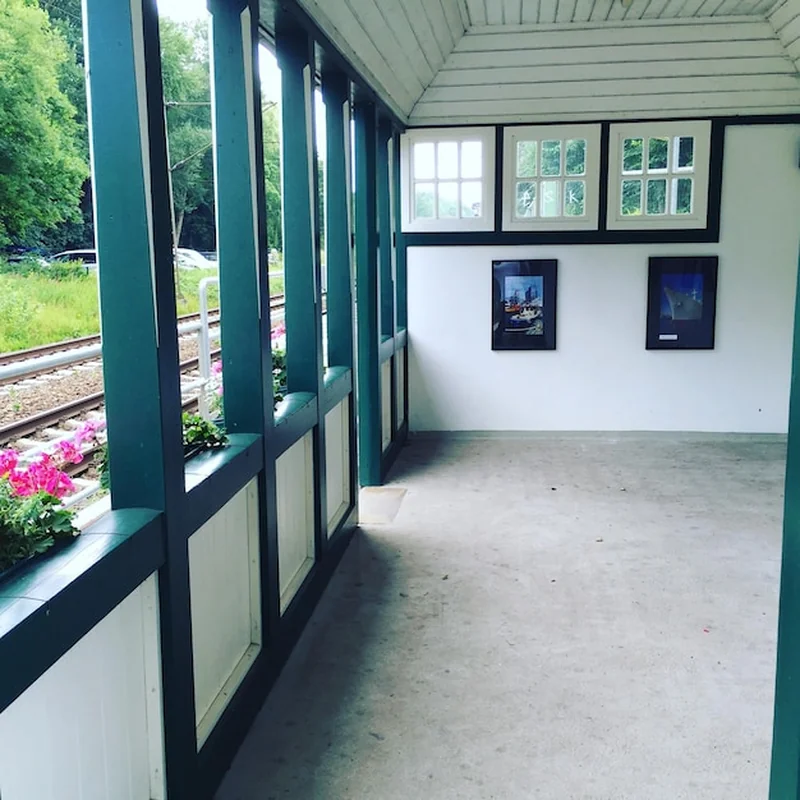 Pusty wąski korytarz wzdłuż filarów