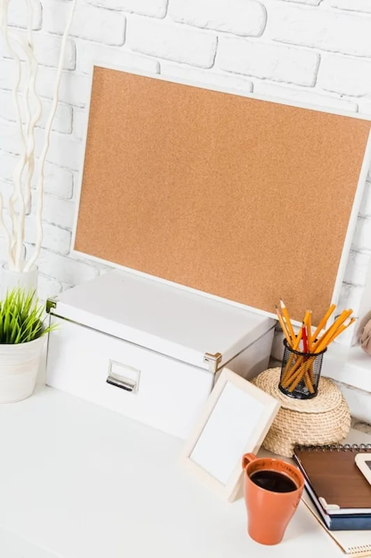 Przestrzeń robocza z deską korkową i narzędziami organizacyjnymi