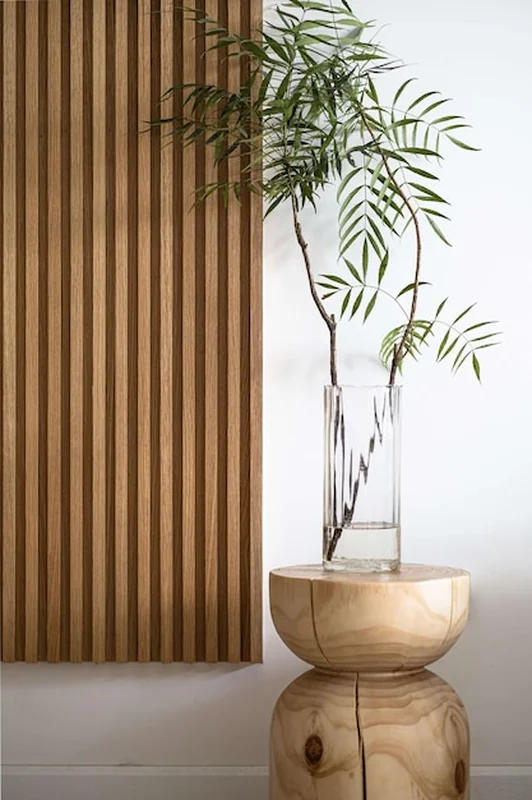 Minimalistyczna drewniana dekoracja na lamele