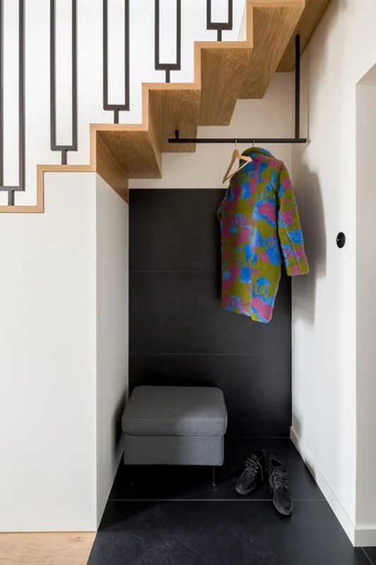 Nowoczesne wejście z wbudowanym magazynem pod schodami