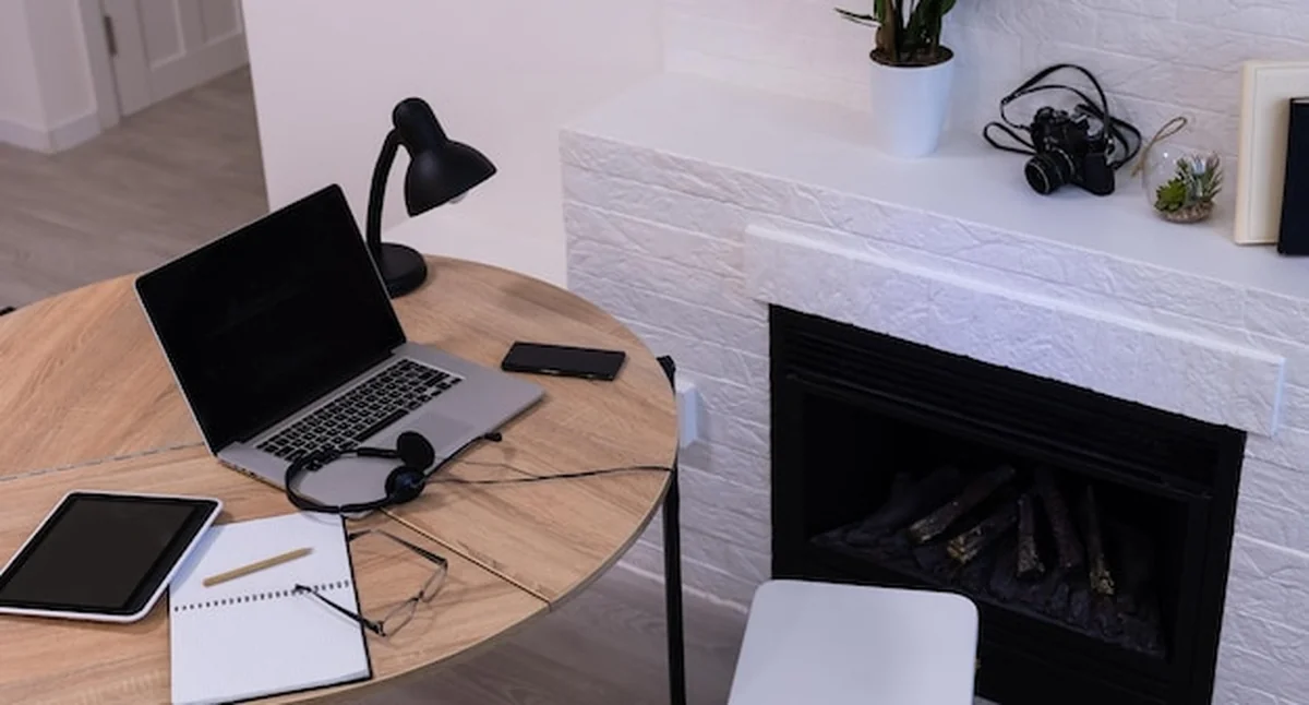 Biuro w domu z elektroniką i komunikacją online