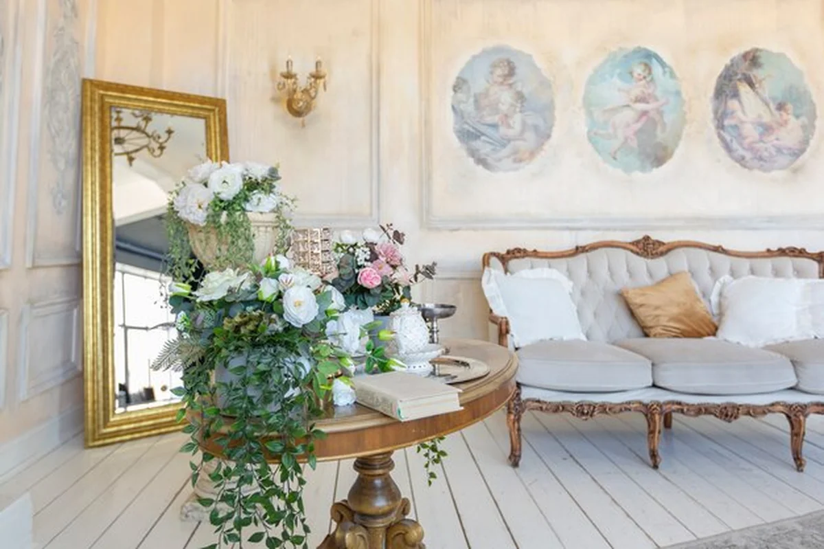 Luksusowe wnętrze salonu w beżowym kolorze z antycznymi meblami barokowymi, sztukaterią i freskami