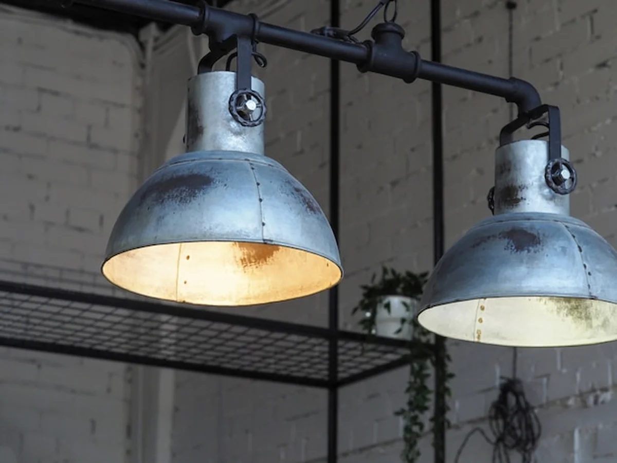 Zabytkowe lampy we wnętrzu