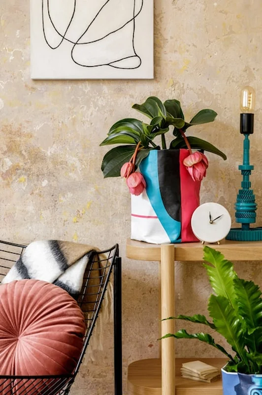 Neutralna kompozycja wnętrza salonu z różnymi dodatkami