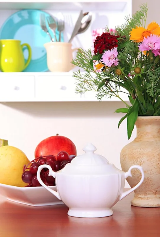 Kompozycja kuchenna na stole obok półki