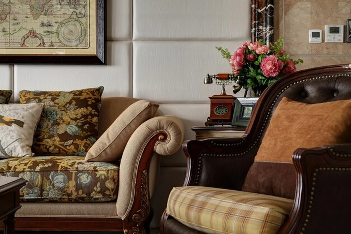 Elegancki salon z dodatkami dodającymi charakter