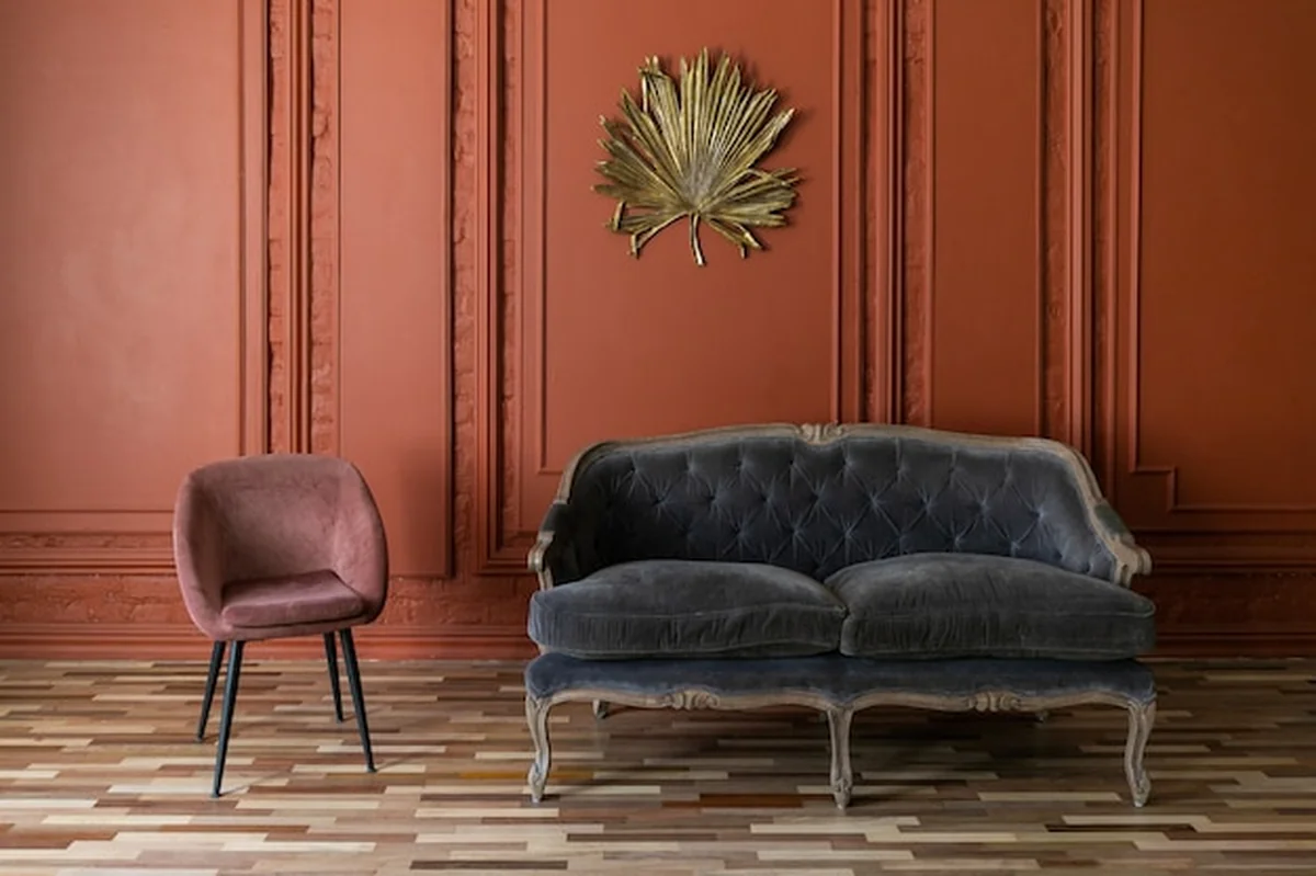 Wnętrze salonu w stylu klasycznym z elementami minimalistycznymi