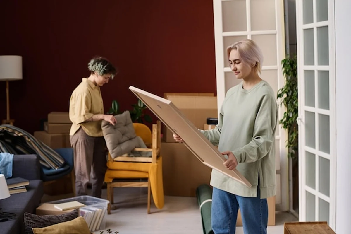 Para rozpakowuje rzeczy w nowym mieszkaniu