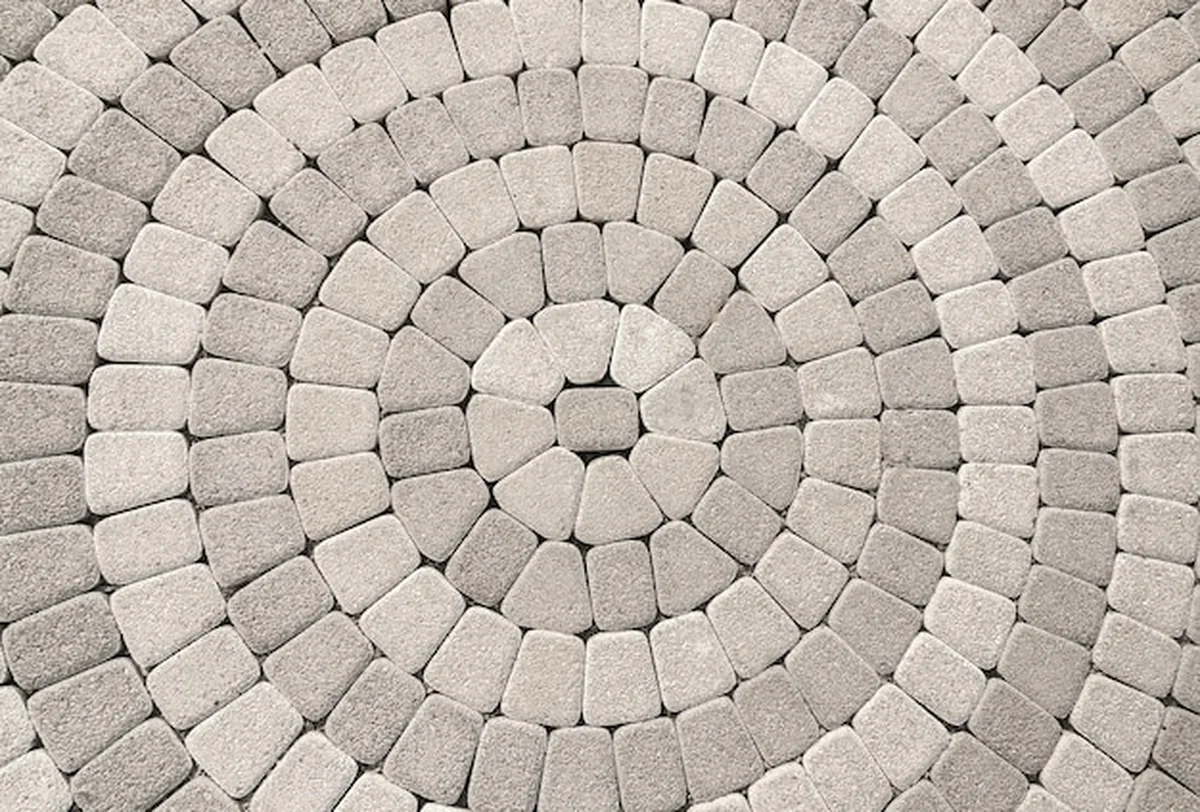 Bruk brukowy z okrągłym wzorem