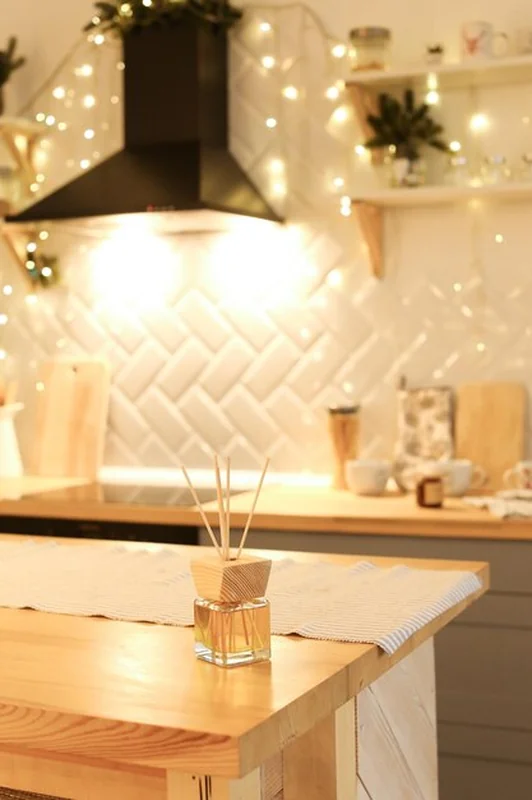 Oświetlona choinka na tle ciemnego tła