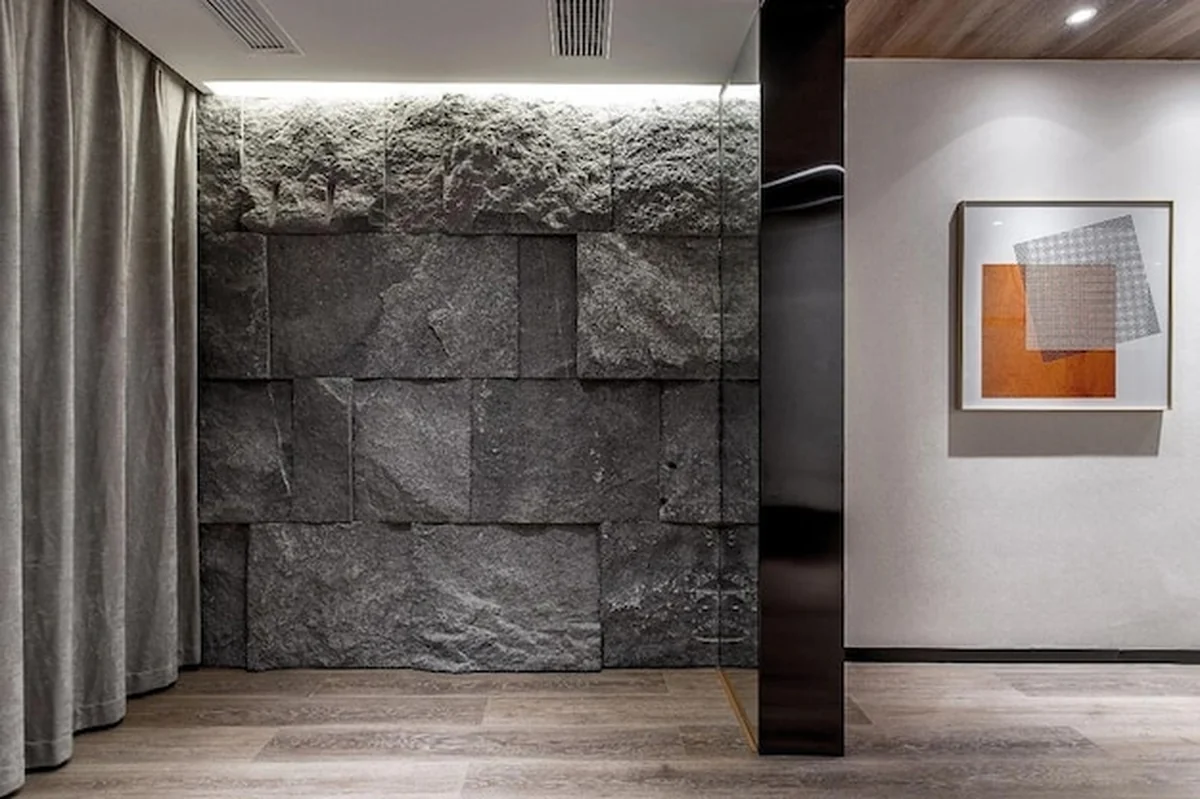 Wnętrze z kamienną ścianą