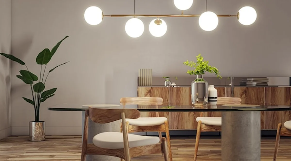 Jadalnia z drewnianymi akcentami i nowoczesnym oświetleniem