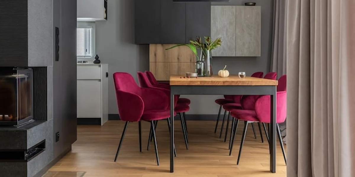 Elegancka aranżacja jadalni z krzesłami, lampami, kominkiem i akcesoriami w nowoczesnym wnętrzu domu