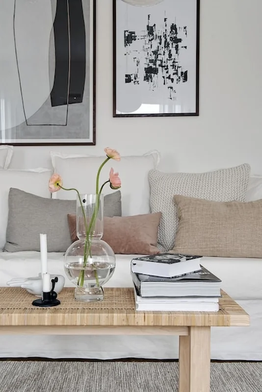 Neutralny salon w stylu skandynawskim