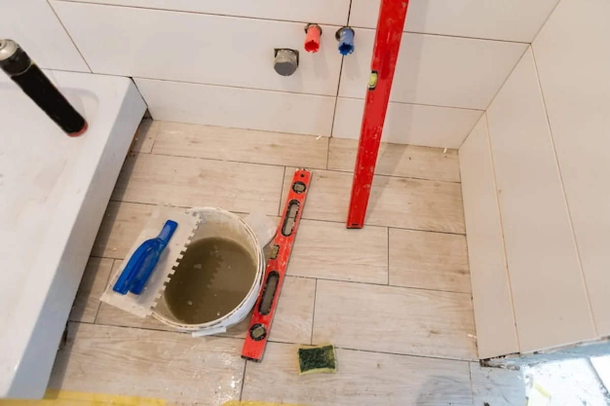 Rozbiórka i remont łazienki, prace budowlane