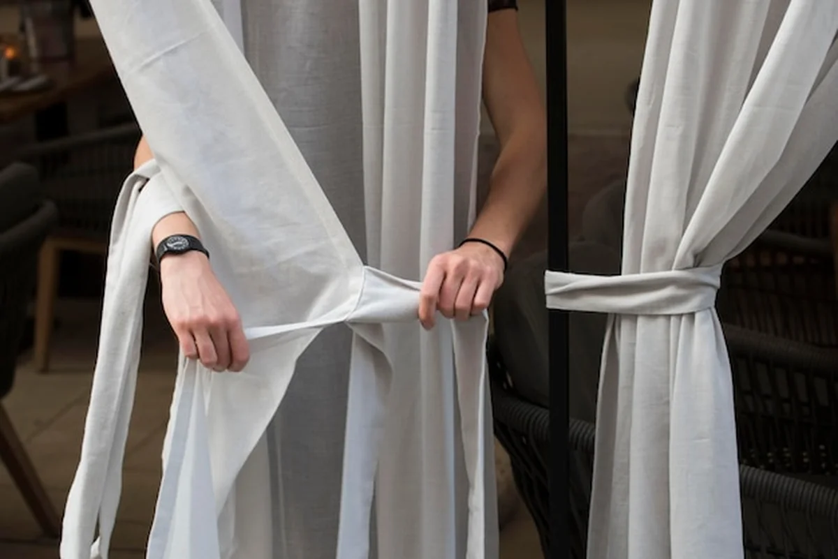 Biała firanka na oknie