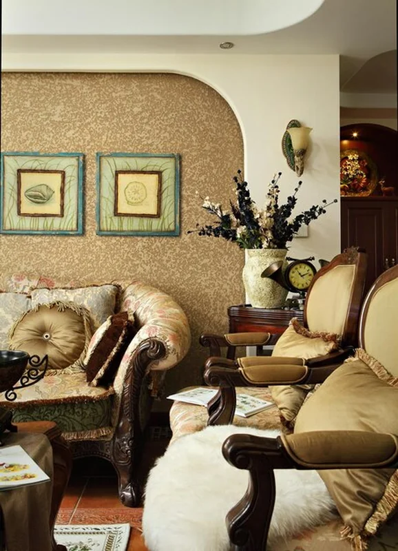 Salon z kanapą, zegarem i wazonem z kwiatami