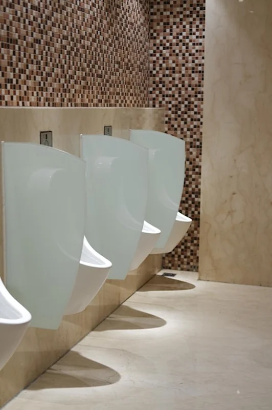 Wnętrze łazienki z ceramicznymi umywalkami