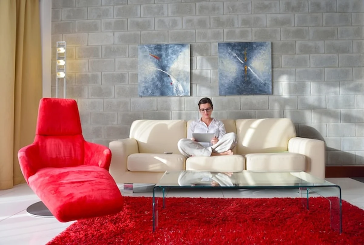 Młoda kobieta w salonie z tabletem PC