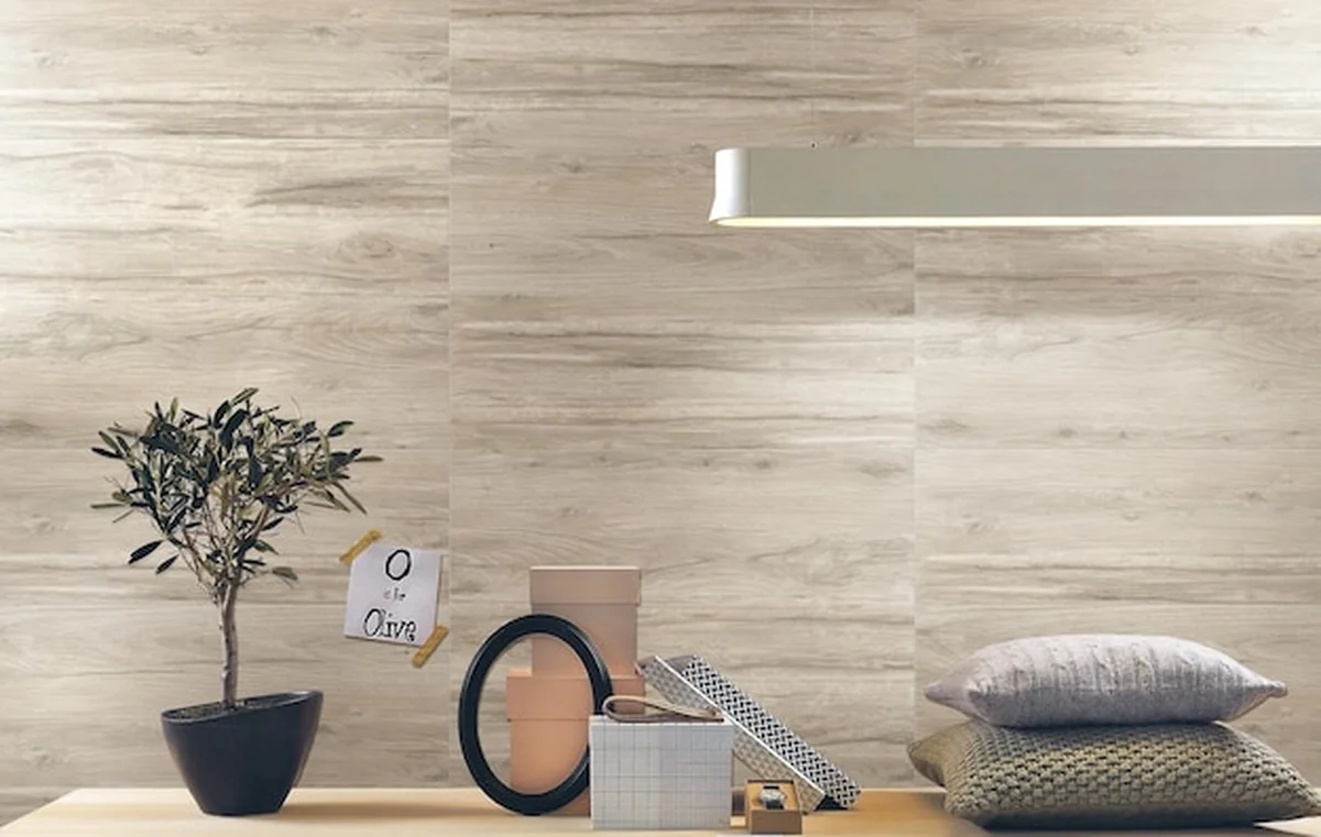 Beżowe płytki ścienne z efektem drewna w salonie