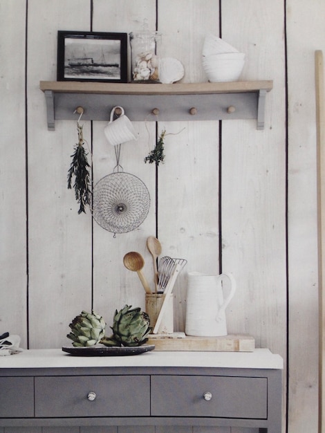 Aranzacje kuchnia szara z drewnem