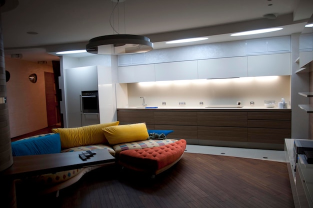 Jak oświetlić salon z aneksem kuchennym? Nasze pomysły